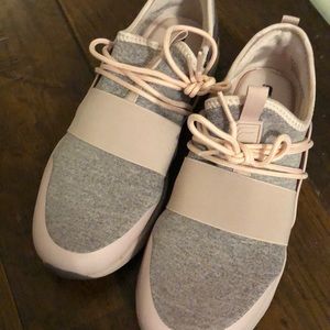 Pink never worn Fabletics tennis shoes 👟